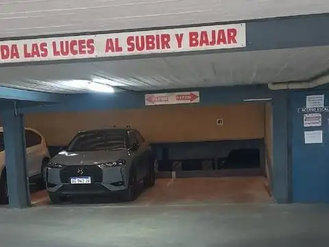 Amplias cocheras en Laprida 1980