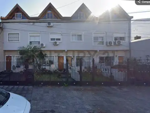 VENTA EXCELENTE TRIPLEX 5 AMBIENTES más PLAYROOM y con COCHERA - FLORIDA OESTE