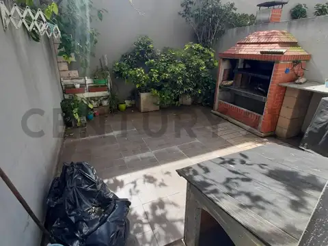 VENTA EXCELENTE TRIPLEX 5 AMBIENTES más PLAYROOM y con COCHERA - FLORIDA OESTE