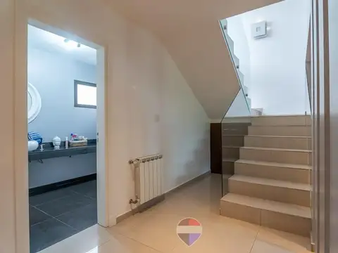 Casa 4 ambientes con 2 baños