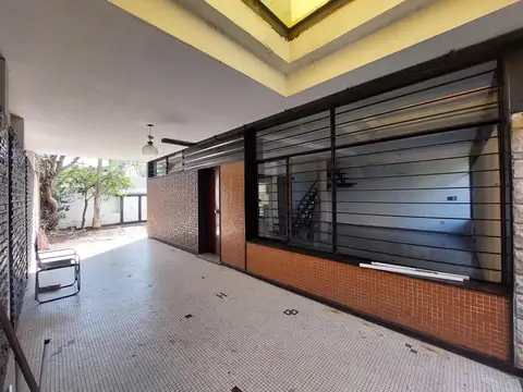 Casa en Alquiler con 4 cocheras