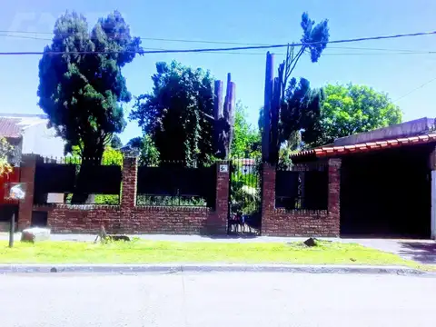 Casa 3 amb. en lote de 410 m² con gran jardín, garaje y ubicación ideal en Parque Leloir