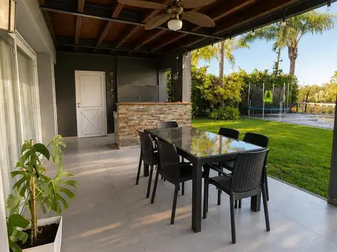 Casa 4 ambientes con 2 baños