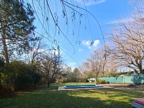 Casita con gran parque y pileta