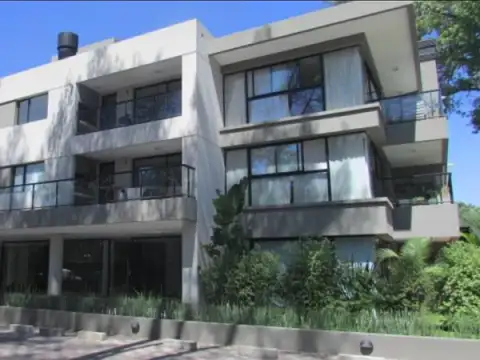 Lindísimo departamento en PB con galería, jardín y seguridad las 24 hs.