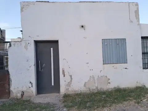 VENTA CASA + 2 MONOAMBIENTES . SE RECIBE VEHÍCULO