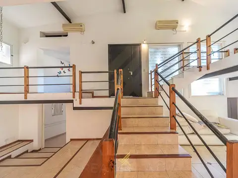 Casa en Alquiler con 2 cocheras