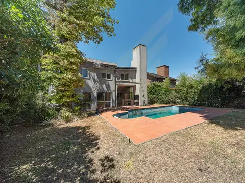 Casa en Alquiler con 2 cocheras