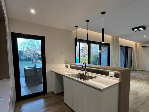 Casa en Alquiler con 4 cocheras