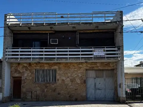 Galpón y PH 3 ambientes sobre lote propio. Venta en block.