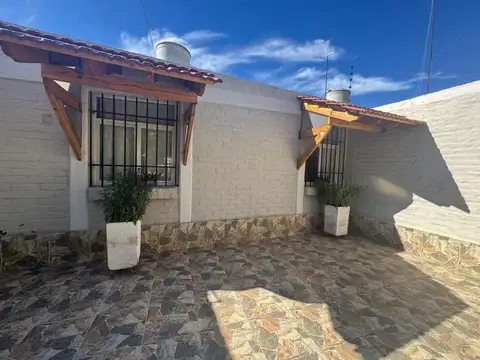 Casa 6 ambientes con 2 baños
