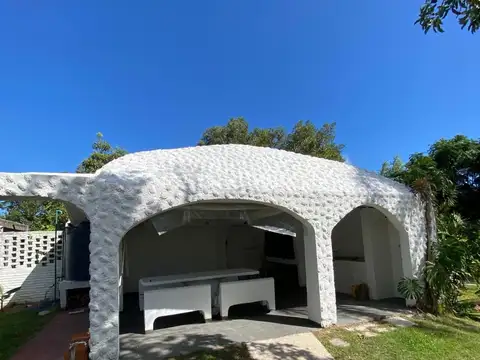 Casa 9 ambientes con 3 baños