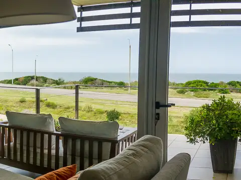 ESPECTACULAR SEMIPISO FRENTE A PLAYA BRAVA