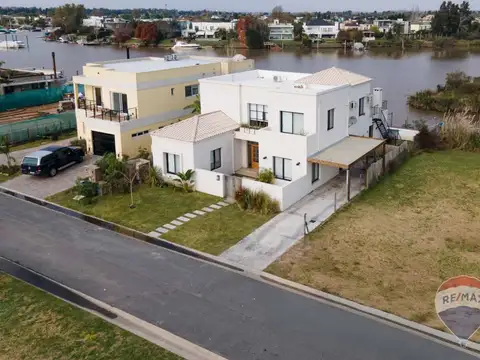 CASA EN VENTA EN BARRIO NAUTICO CANAL -AL RIO