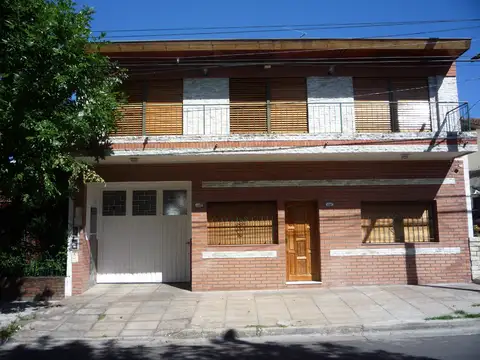 Gran departamento en planta alta con piscina y parque en PB + Otro depto de 2 dor en PB independiente. VENTA DIRECTA SIN DEMORAS