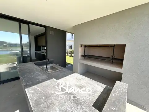 Casa en Venta con 3 cocheras