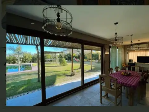 Casa en Venta con 2 cocheras