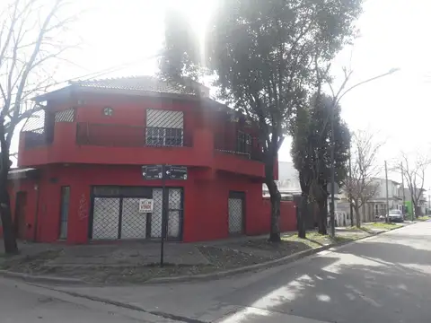 Pilar Centro! Casa en Esquina! a mts Av. Marquez! con Local y Depto!