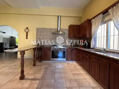Casa en Venta con 2 cocheras