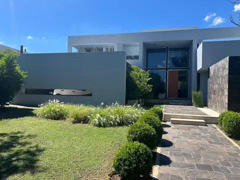 CASA EN VENTA CON GRAN PARQUE Y PILETA - FINCAS DEL SUR I -  APTA CREDITO HIPOTECARIO