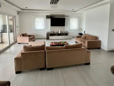 Venta casa al lago barrio El Golf, Nordelta