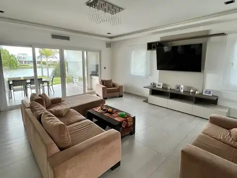 Casa 7 ambientes con 4 baños