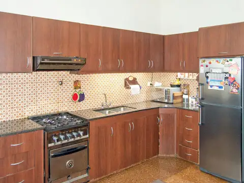 Casa 6 ambientes con 2 baños