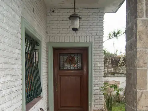 Espectacular casa de 6 ambientes en dos plantas