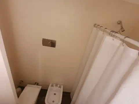 OFICINA AL FRENTE - 2 DESPACHOS - COCINA KICHINETTE - BAÑO COMPLETO