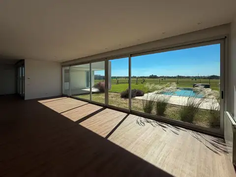 Casa 6 ambientes con 4 baños