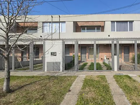 Depto Tipo Casa 3 ambientes con 2 baños