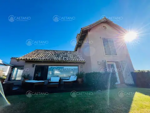 Casa 4 ambientes con 3 baños