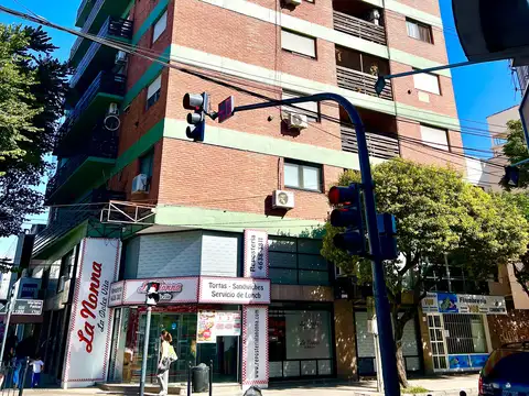 Olivos: Único Departamento 2 Ambientes con Cochera. Amplios Ambientes, Muy Luminoso. 55 m² Cubiertos