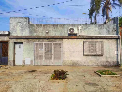 Coulin y pje. Bologna: casa en amplio terreno c/ opción de compra de lote adyacente