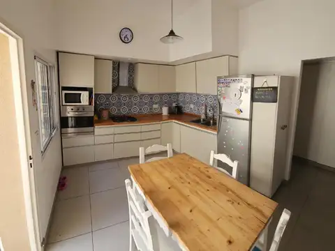 Casa 4 ambientes con 2 baños
