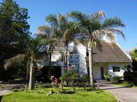Casa en alquiler 5 ambientes con pileta en Campos de Álvarez