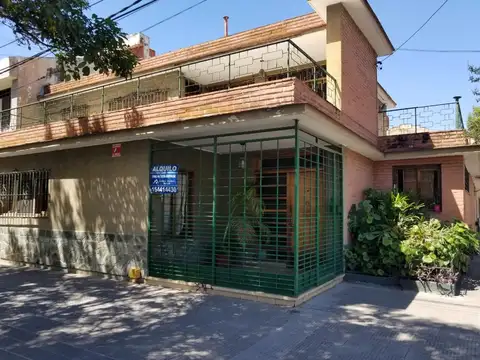Casa en esquina con excelente ubicacion