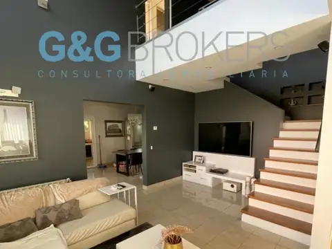 Casa en Venta con 3 cocheras