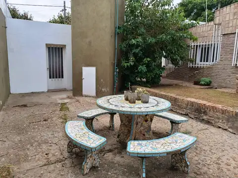 Casa en  Uranga Alquiler y Venta - 2 dormitorios. Patios. Pileta.