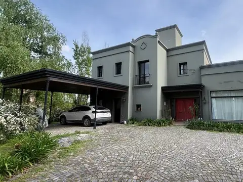 Casa clasica en 2 plantas con vistas al campo y terreno de 1200 m2, 3 dormitorios arriba,