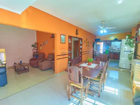 CASA 4 AMB. C/ GALPON Y LOCAL COMERCIAL  AL FRENTE