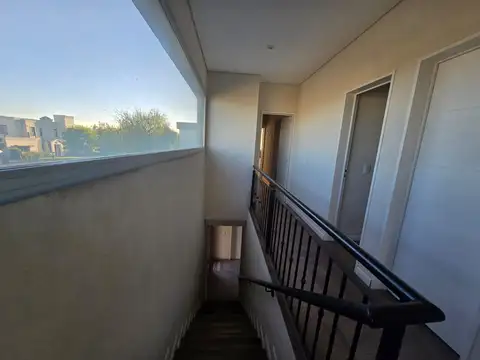 Casa en Alquiler con 6 cocheras