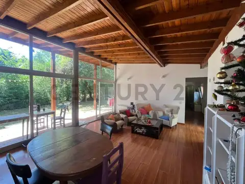 Casa en Alquiler con 4 cocheras