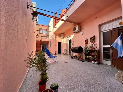 Casa multifamiliar con local al frente, patio y garage