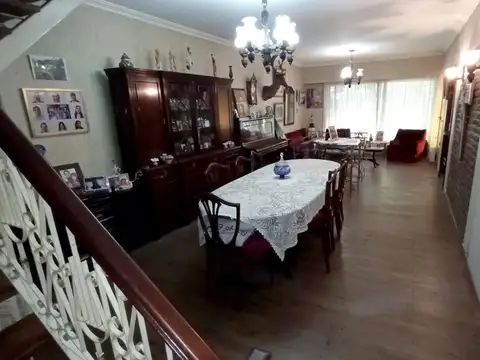 Casa 7 ambientes con 1 baño