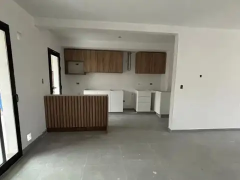 Casa 4 ambientes con 2 baños