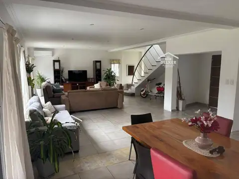 Casa en Venta con 2 cocheras