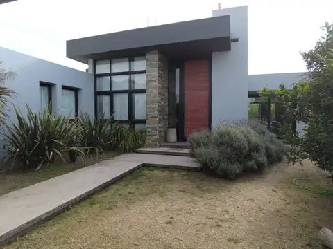 VENTA DE CASA EN JUANA KOSLAY. Barrio Praderas.
