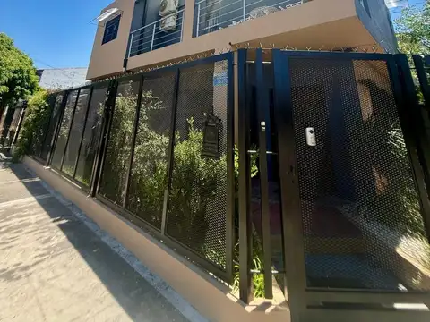 Castelar Norte Impecable Casa Racionalista 5 ambientes Permu