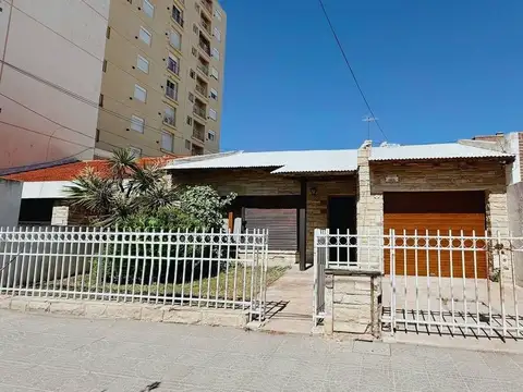 Casa en venta c/ cochera en Universitario